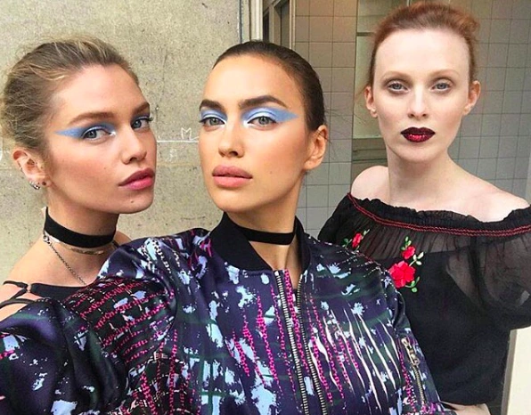 Dağınık ve Şehvetli Versace Kadını Versace