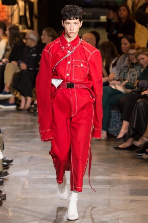 Vetements ve Versace'den Haute Couture'e Yeni Yorum Vetements ve Versace'den Haute Couture'e Yeni Yorum