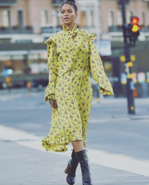 Rihanna'nın Alternatif Çiçek Desenleri Rihanna