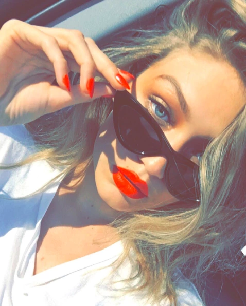 Kırmızı Cilalı Tırnakların Cazibesi Gigi Hadid