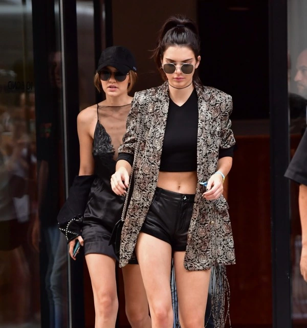 Gigi Hadid ve Kendall Jenner'ın Festival Şıklığı Gigi Hadid, Kendall Jenner