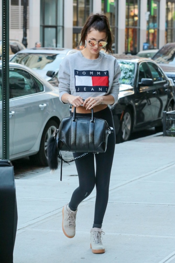 Bella Hadid, Tommy Hilfiger sweatshirt'üyle.