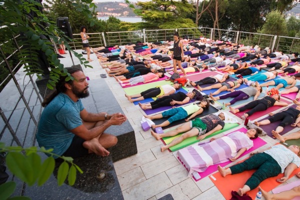 Chris Chavez ile Müzede Yoga