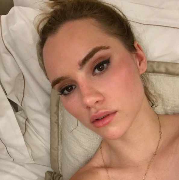 Suki Waterhouse ile Klasiğe Dönüş Suki Waterhouse
