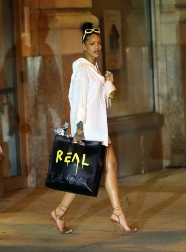 Sezonun En İkonik Çantası Rihanna'nın Elinde Rihanna