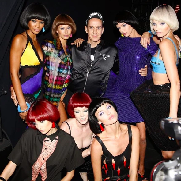 Jeremy Scott Defilesindeki Retro Saçlar Jeremy Scott