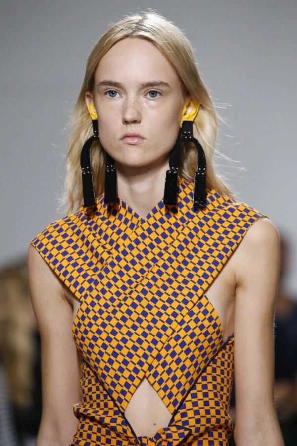 Proenza Schouler'ın Şaşırtıcı Kulak Makyajı Proenza Schouler