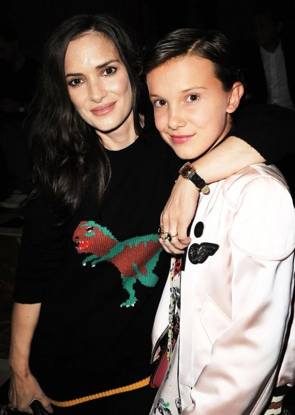Stranger Things'in Yıldızları Winona Ryder ve Millie Bobby Brown NYFW'de Winona Ryder, Millie Bobby Brown