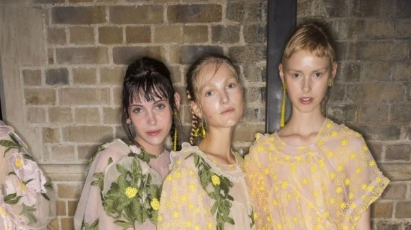 Simone Rocha: Gerçeklik ile Şiirselliğin Buluşması Simone Rocha: Gerçeklik ile Şiirselliğin Buluşması