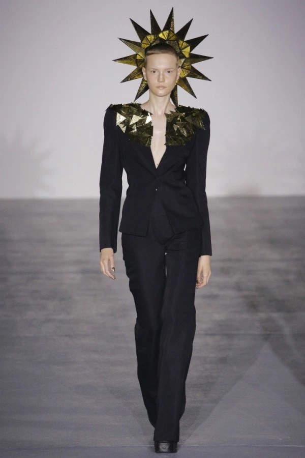 Gareth Pugh: Altın Sarısı Güneş Işınları Gareth Pugh: Altın Sarısı Güneş Işınları