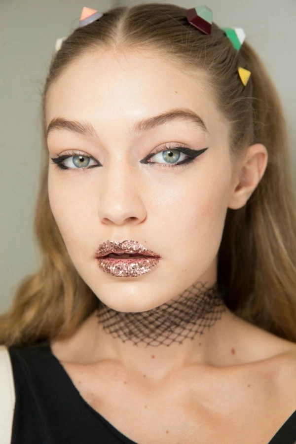 Fendi Şovundaki Walt Disney İlhamı Gigi Hadid