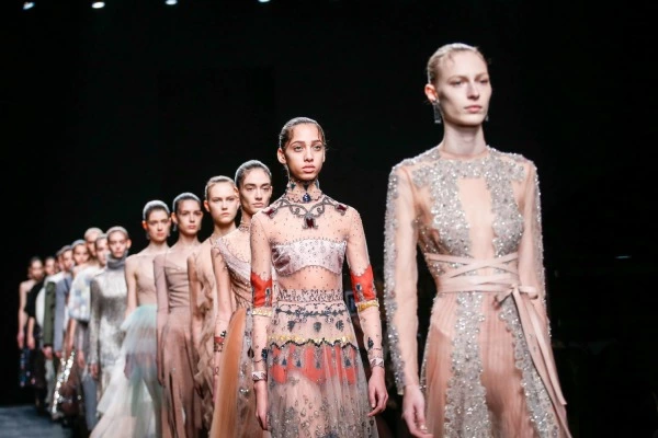 Paris Moda Haftası'nda Bizleri Neler Bekliyor? Paris Moda Haftası'nda Bizleri Neler Bekliyor?