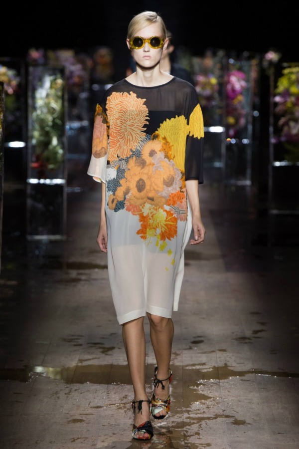 Dries Van Noten Kadını Floral Buz Bahçesinde