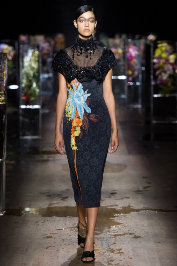 Dries Van Noten Kadını Floral Buz Bahçesinde