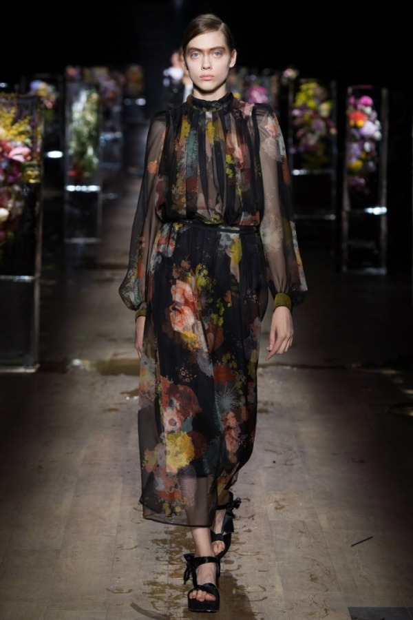 Dries Van Noten Kadını Floral Buz Bahçesinde