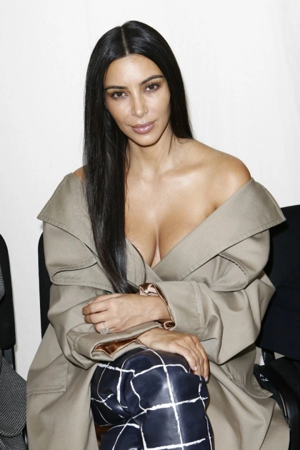 Kim Kardashian ve Düşük Omuzlu Trençkotu Balenciaga, Kim Kardashian