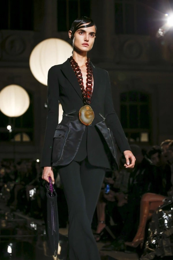 Givenchy 2017 İlkbahar/Yaz Defilesinden Detay Avı Givenchy 2017 İlkbahar/Yaz
