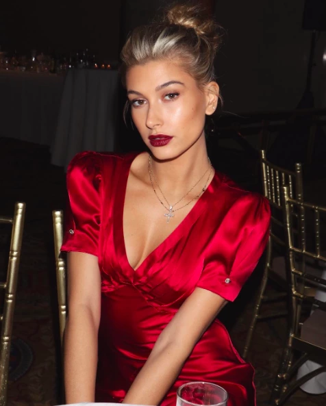 Hailey Baldwin’in Saçındaki Cool Gümüş Detay Hailey Baldwin