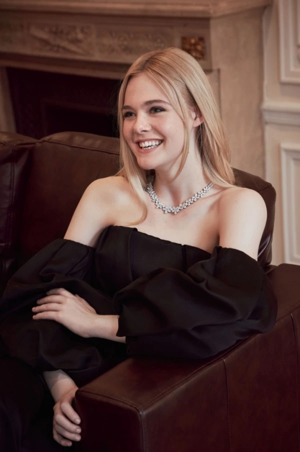 Tiffany'nin Geleneksel Yeni Yıl Işıltısı elle fanning