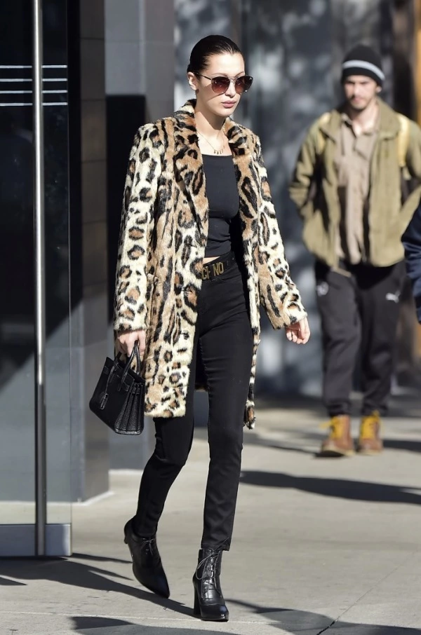 Bella Hadid ve Vahşi Paltosu Bella Hadid