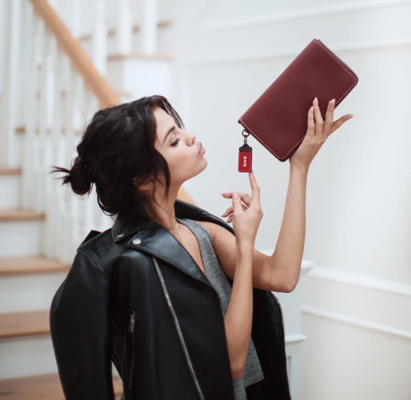 Selena Gomez Artık Bir Coach Tasarımcısı Selena Gomez