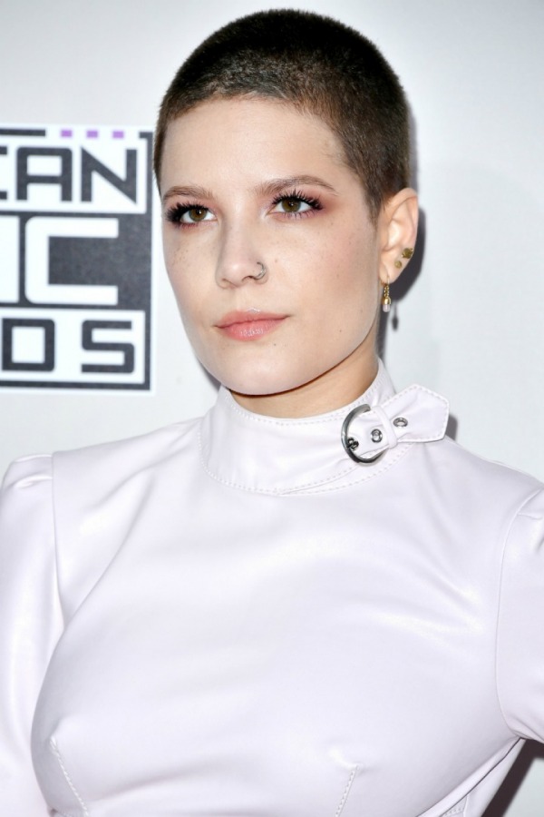 Halsey'den Asker Tıraşı 