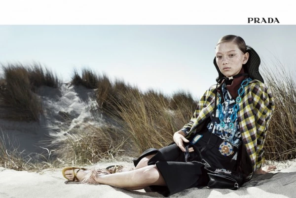 Prada 2017 Kampanyasındaki Çok Boyutlu Dünya Prada 2017 Kampanyasındaki Çok Boyutlu Dünya