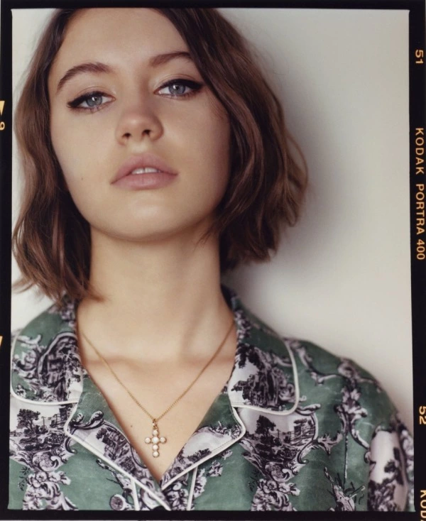Burberry’nin Global Güzellik Elçisi, Iris Law Iris Law