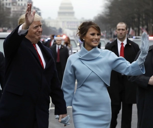 Melania Trump'ın Bebek Mavisi Elbisesinin Anlamı Ne? Melania Trump