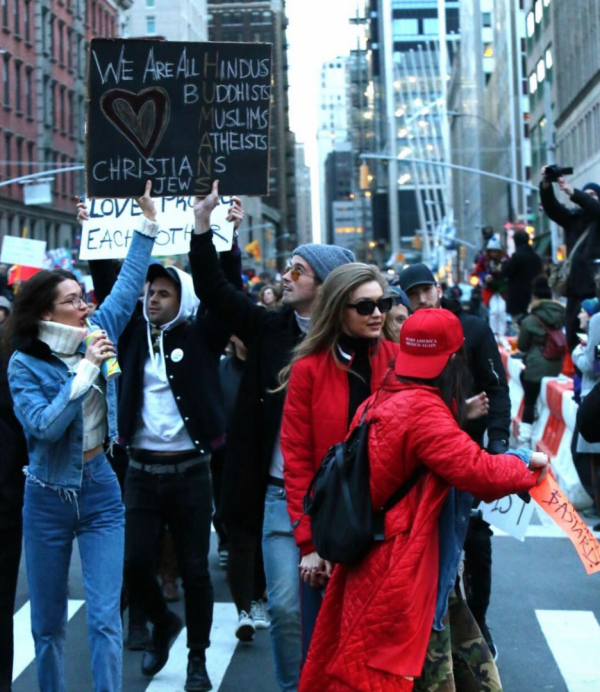 Gigi ve Bella Hadid, Donald Trump Protestosunda Ön Safta