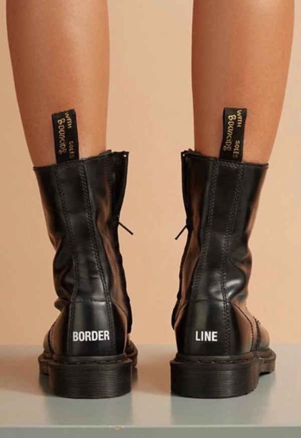 Dr. Martens ve Vetements'dan Mesaj İçeren Botlar Vetements