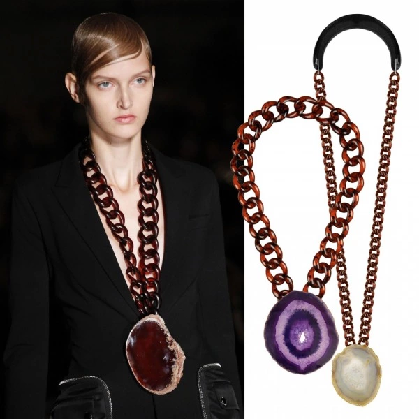 Büyük ve Karakterli: Givenchy'nin Madalyon Kolyeleri Büyük ve Karakterli: Givenchy'nin Madalyon Kolyeleri
