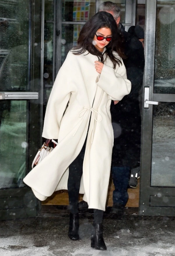 Selena Gomez'in Kar Fırtınasına Dayanıklı Şıklığı Selena Gomez'in Kar Fırtınasına Dayanıklı Şıklığı