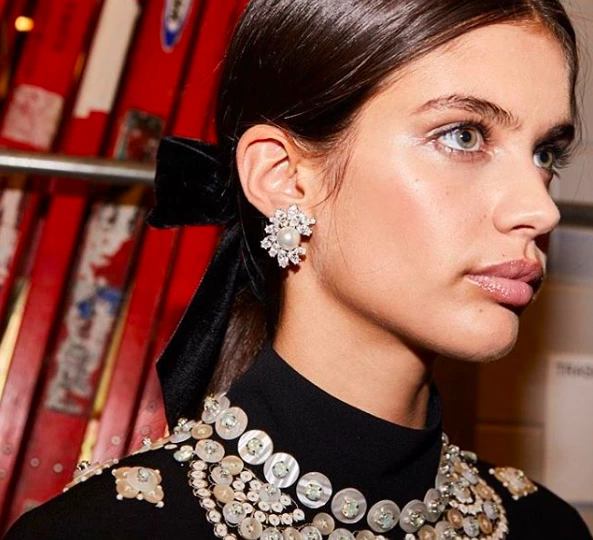 Tory Burch'den Romantik Güzellik Detayı: Kadife Kurdele Tory Burch