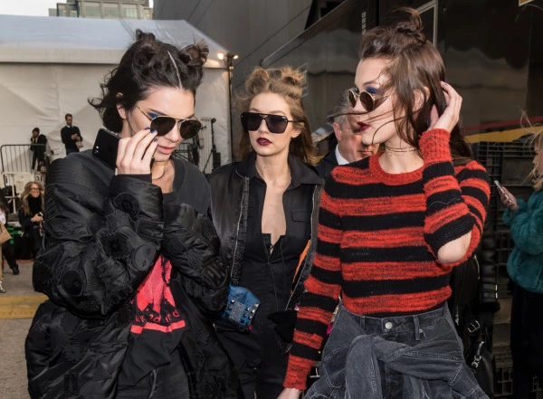 Kendall, Gigi ve Bella'nın Eğlenceli İkiz Topuzları Kendall Jenner, Gigi Hadid, Bella Hadid