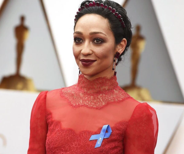 Oscar 2017'deki Mavi Kurdelenin Anlamı Ne? Oscar 2017'deki Mavi Kurdelenin Anlamı Ne?