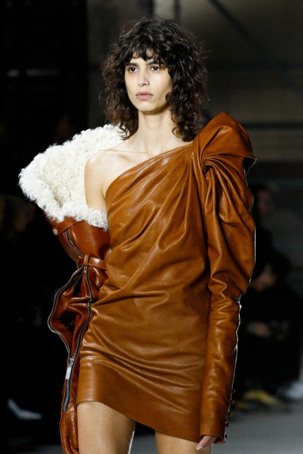 Saint Laurent'den Sahip Olmanız Gereken 5 Parça Saint Laurent'den Sahip Olmanız Gereken 5 Parça
