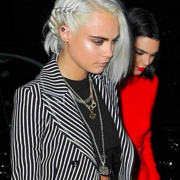 Cara Delevingne Beyaz Platin Saçlarıyla Şaşırttı Cara Delevingne