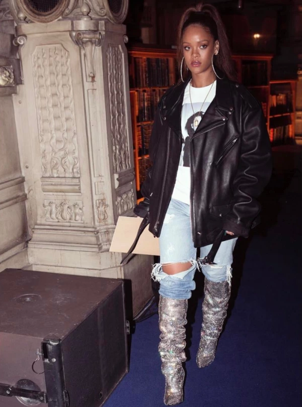 Rihanna'nın Göz Kamaştıran Saint Laurent Çizmeleri Rihanna