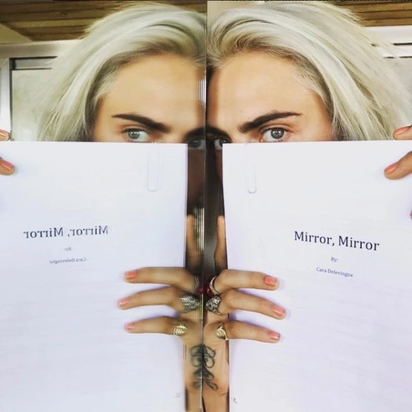 Cara Delevingne'den Bir Aşk Romanı: Mirror, Mirror Cara Delevingne'den Bir Aşk Romanı: Mirror, Mirror