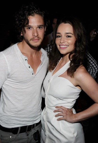 Emilia Clarke ve Kit Harington Bir Arada (Dikkat! Spoiler İçermez) Emilia Clarke ve Kit Harington Bir Arada (Dikkat! Spoiler İçermez)