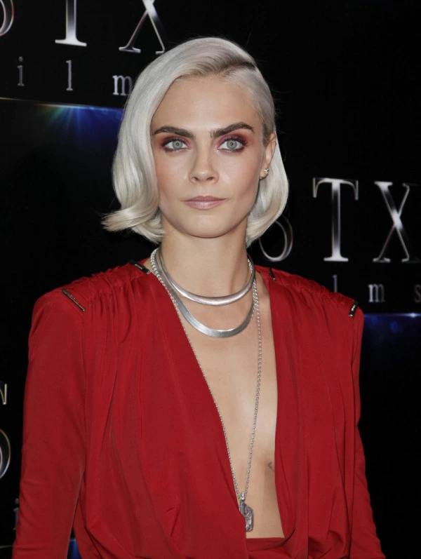 Cara Delevingne'in Platin Bob Saçları Cara Delevingne