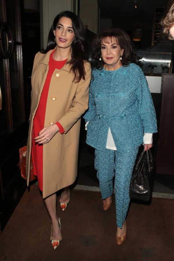 Amal Clooney ve Annesi Baria Alamuddin'in Zarif Stil Tavrı Amal Clooney ve Annesi Baria Alamuddin'in Zarif Stil Tavrı