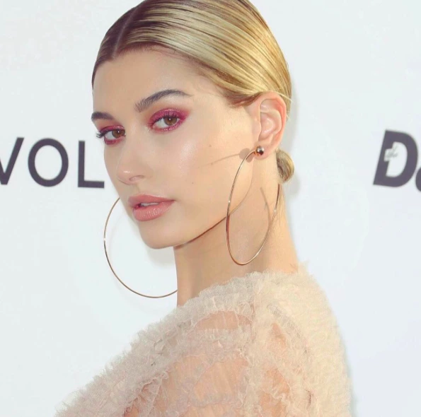 Pembenin Flörtöz Çekim Alanına Giren Hailey Baldwin Hailey Baldwin