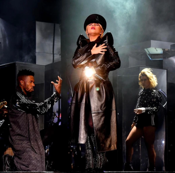 Yeni Şarkısı ve Yeni İmajıyla: Lady Gaga