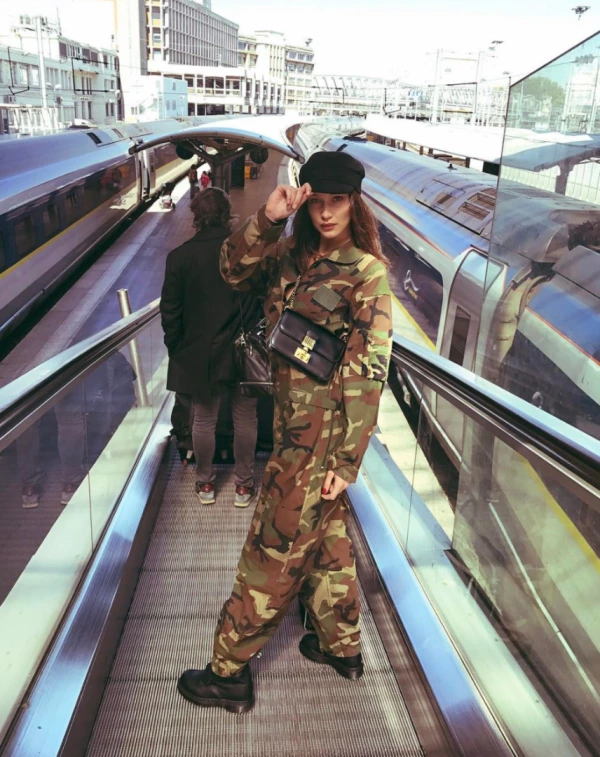 Bella Hadid'in Militer Etkili Stil Kuşatması Bella Hadid