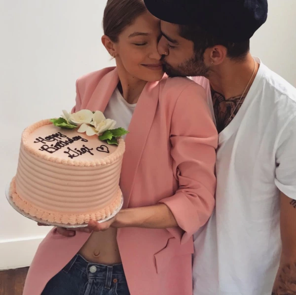 Gigi'nin Zayn ile Aşk Dolu Doğum Günü Kutlaması Gigi'nin Zayn ile Aşk Dolu Doğum Günü Kutlaması