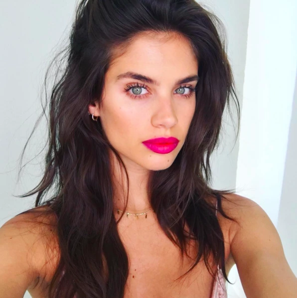 Sara Sampaio’nun Fuşya Ombré Dudakları Sara Sampaio