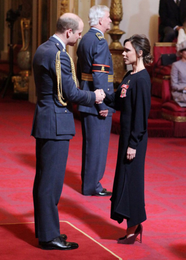 Victoria Beckham Britanya İmparatorluğu Nişanı'nı Aldı