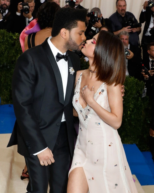 Selena Gomez ve The Weeknd'in İlk Resmi Kırmızı Halı Çıkarması Selena Gomez, The Weeknd
